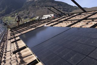Une initiative populaire demande de supprimer les autorisations de construire pour les installations solaires, sauf exceptions (archives). KEYSTONE/GAETAN BALLY